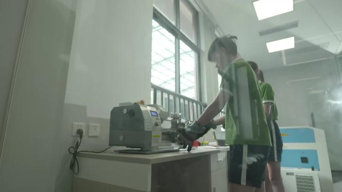 职中技校学生操作模具机器