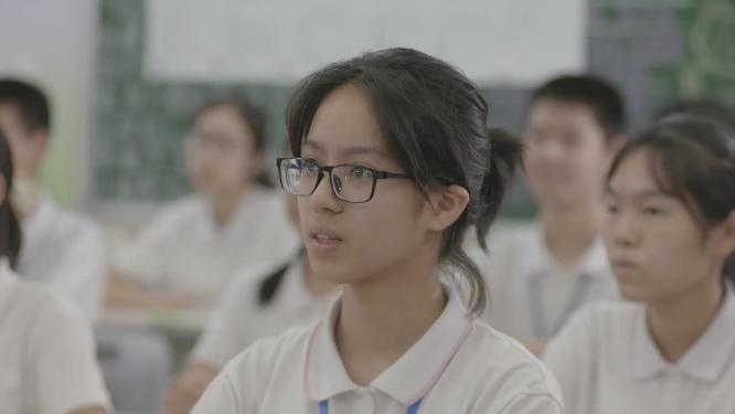 认真听课的青年中学生