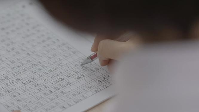 特写镜头语文老师批改作文评优
