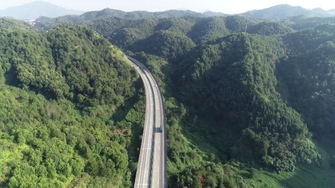乡村农村大山里的高速公路