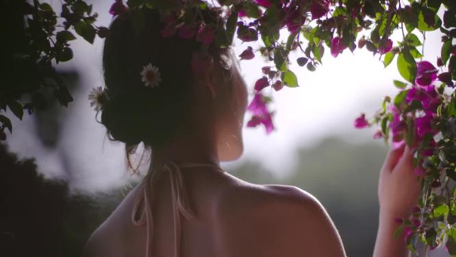 美女花丛中举起手看花