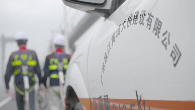 路政人员大桥上行走背影