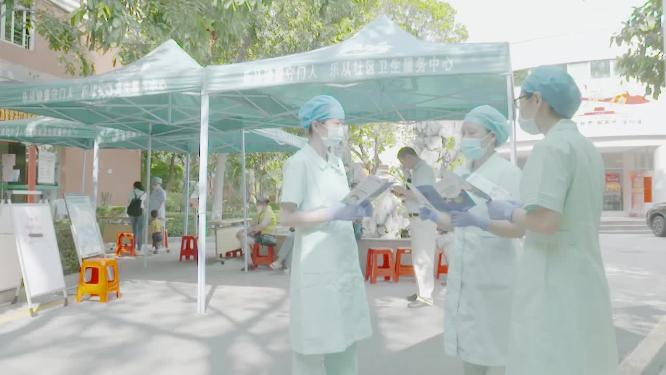 新冠疫情期间医院门口医护人员测量体温