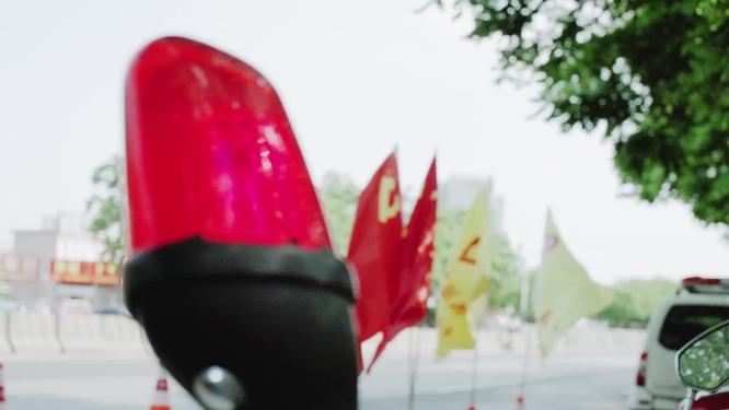 新冠疫情期间警察义工设卡检测量体温
