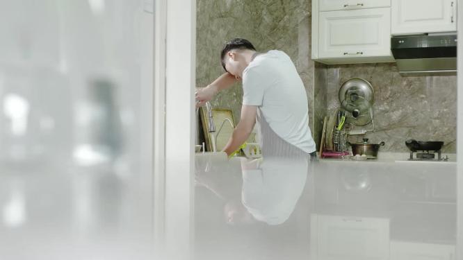 厨房里手忙脚乱的男人