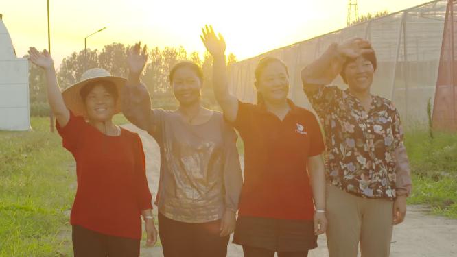 农民妇女热情挥手