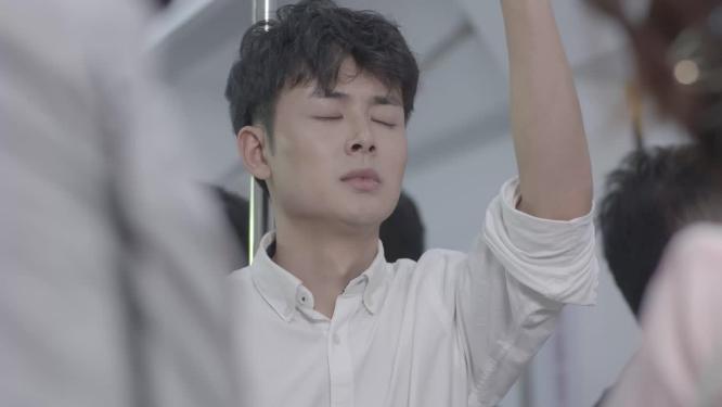 地铁上犯困的上班族