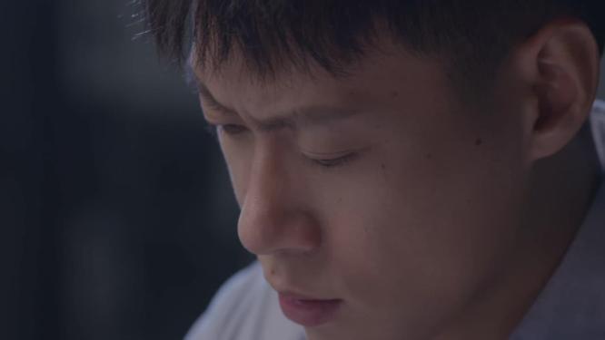 大学生夜读认真钻研