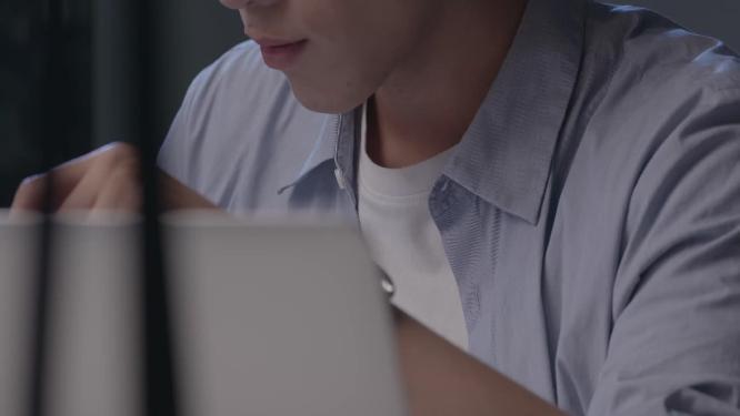 大学生夜读认真钻研