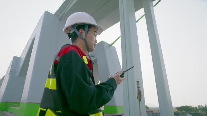 大桥建设大桥施工人员指挥工作