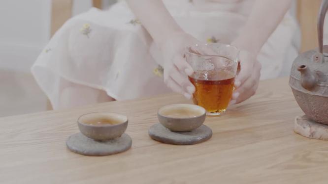 女人喝茶
