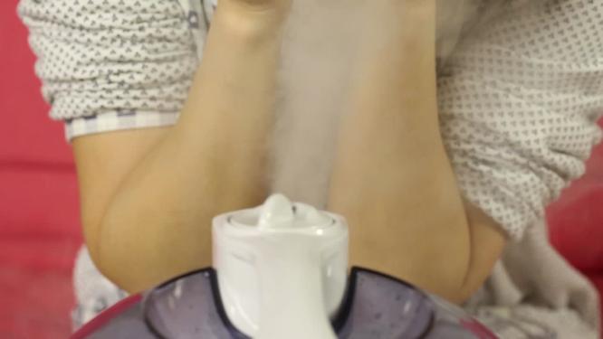 美女美容敷面膜蒸脸