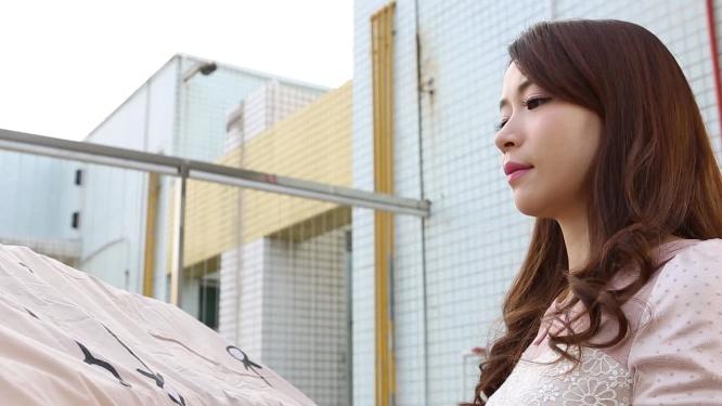 居家女人晾被子