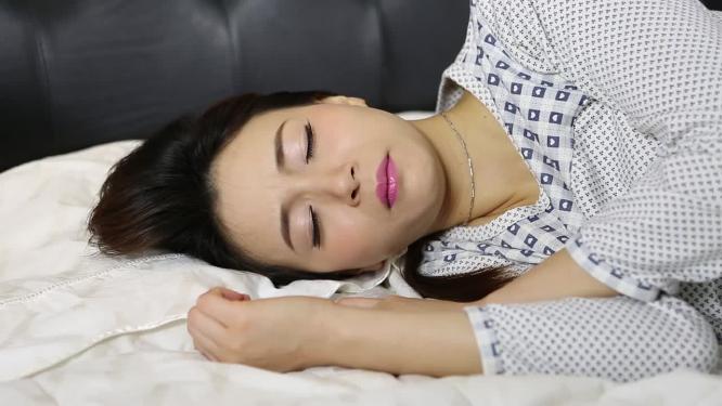女人翻来复去睡不着