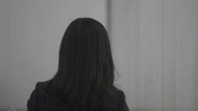 女白领背影