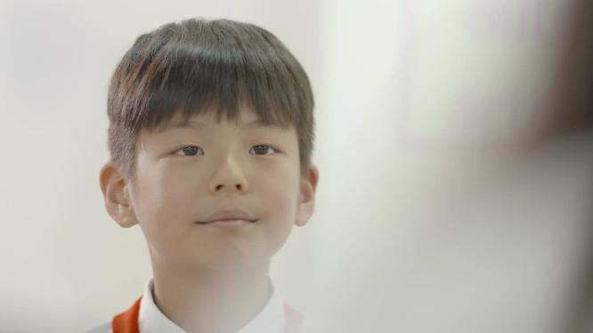 小学生课堂认真回答问题