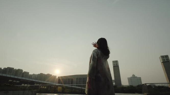 顺德地标夕阳下女人拥抱太阳