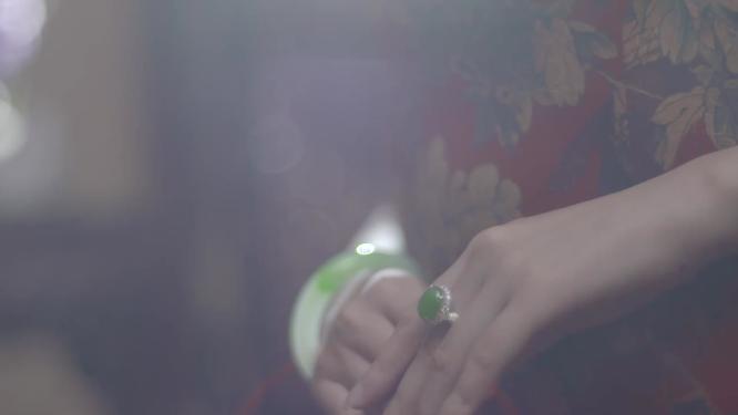 旗袍美女翡翠手镯指环特写