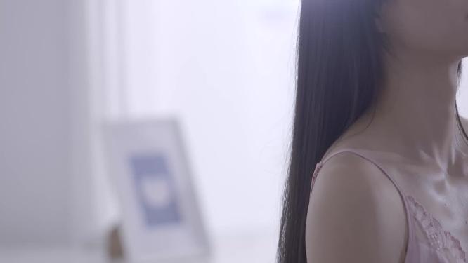 伸懒腰呼吸新鲜空气美好的一天清晨美女起床