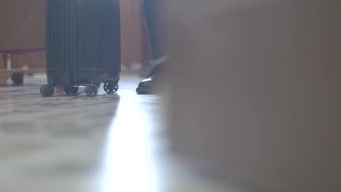 男子拖行李箱不舍离家流泪伤心哭泣