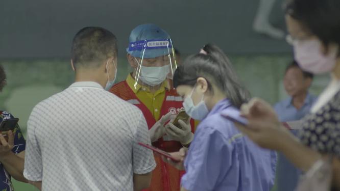 疫情大规模验核酸中的大白