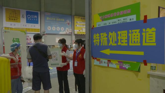 疫情大规模验核酸中的大白