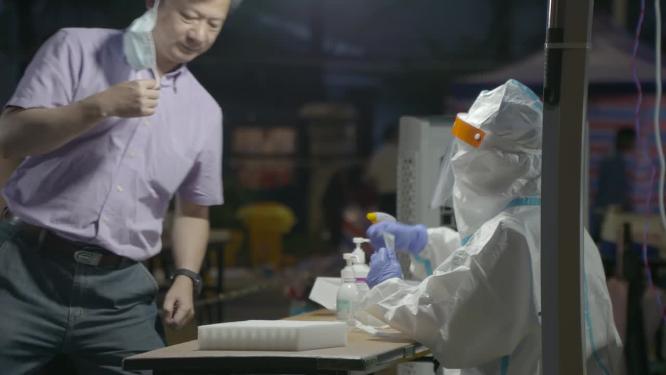 疫情大规模验核酸中的大白
