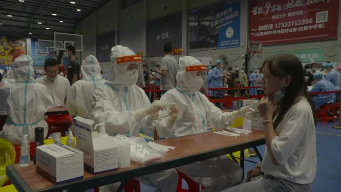 疫情大规模验核酸中的大白