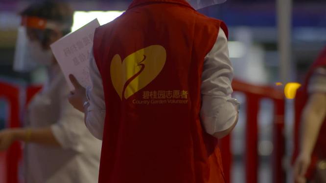 疫情大规模验核酸义工身影