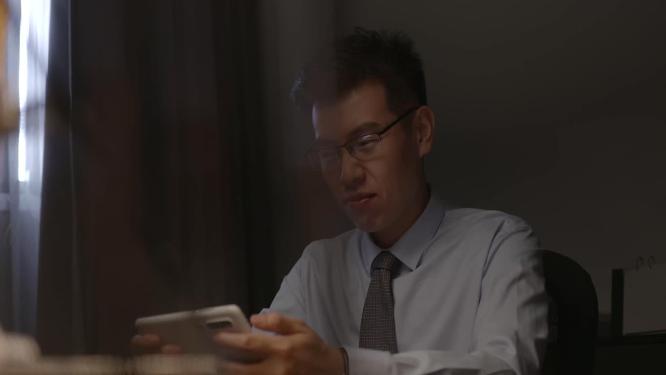 白领上班时间玩手机