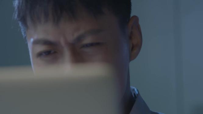 白领深夜加班疲劳