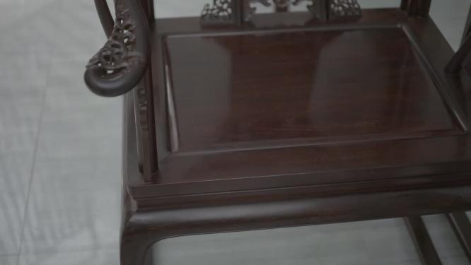 高级红木家具大师手抚摸