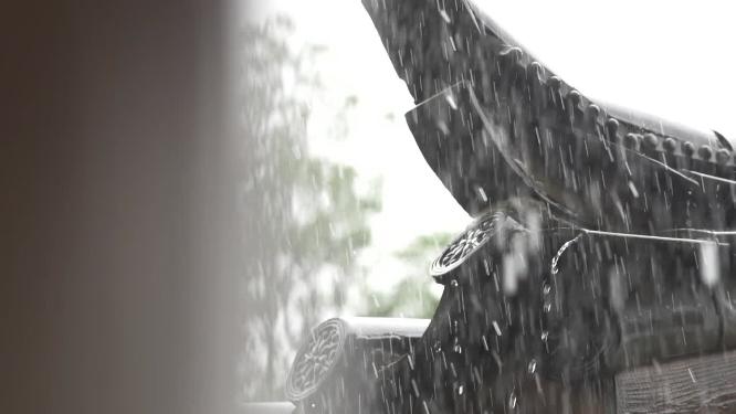 纳西族下雨屋檐