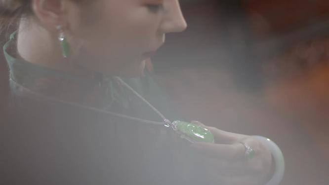 翡翠手镯玉佩旗袍