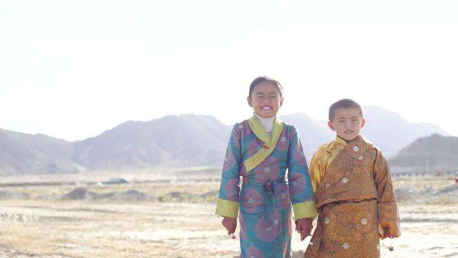 少数民族藏族妇女儿童笑脸