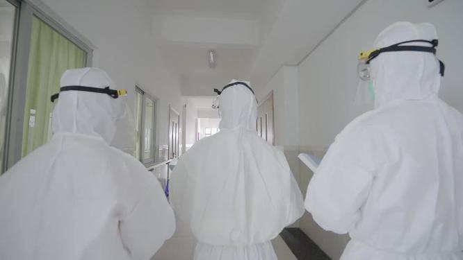 防疫工作人员上门排查疑似病例