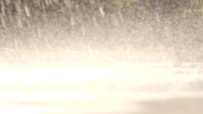 洪水救人雨中奔跑抢修下水道