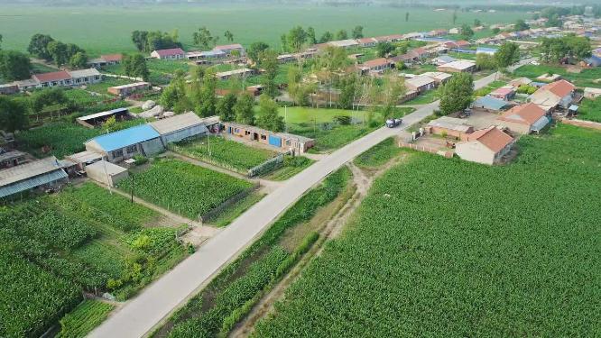 东北乡村道路小货车行驶送肥车下乡黑土地