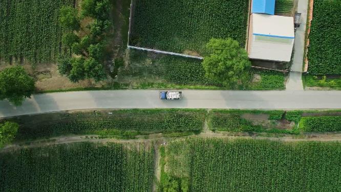 东北乡村道路小货车行驶送肥车下乡黑土地