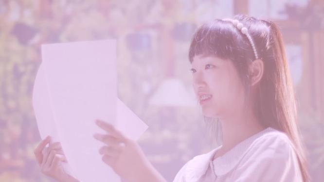 女学生写乐谱五线谱音符谱曲作曲乐章创作