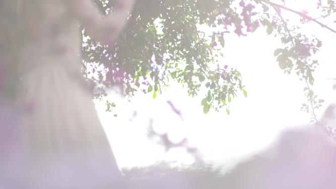人像唯美美女花丛中行走抚摸花伤感怜惜花