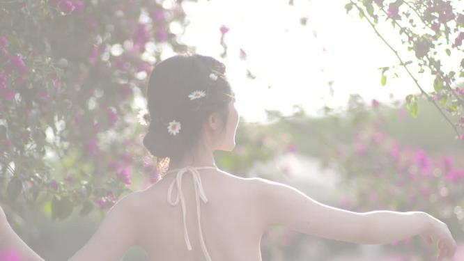 人像唯美美女花丛中行走抚摸花伤感怜惜花