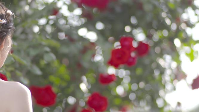 人像唯美美女花丛中行走抚摸花伤感怜惜花
