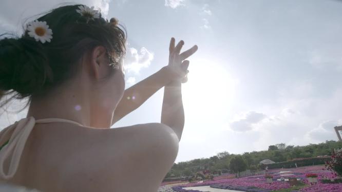 唯美美女在花海中跳舞春天鲜花盛开人比花娇