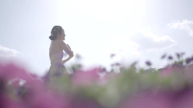 唯美美女在花海中跳舞春天鲜花盛开人比花娇