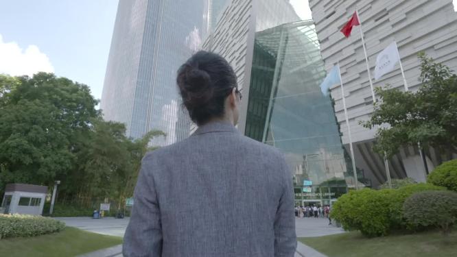 城市建筑高楼大厦男人背影白领上班背影向前