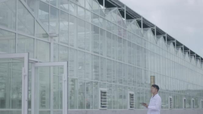 智慧乡村农业温室大棚里科学家行走数码检测