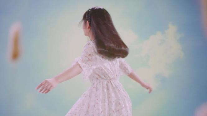 春天唯美浪漫写意小女孩狗尾巴草丛快乐转圈