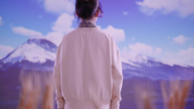 唯美文艺女孩珠穆朗玛峰雪山下自信回头微笑