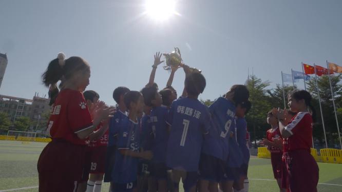 众人欢呼举高学生逆光升格庆祝足球队获胜